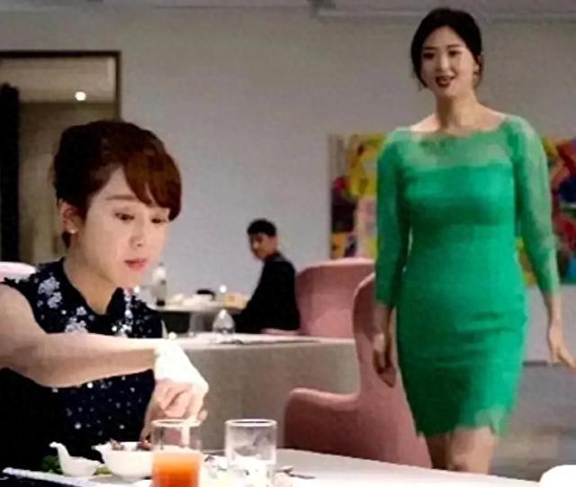 肉感女神蔣欣太豐滿了！大胸肥臀，勻稱、前凸后翹身材太迷人 -