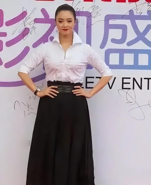 肉感女神蔣欣太豐滿了！大胸肥臀，勻稱、前凸后翹身材太迷人 -