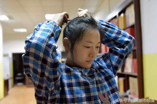 為救弟弟，河大美女放棄高薪，扛貨打雜，連男友都棄她而去……