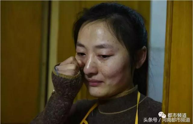 為救弟弟，河大美女放棄高薪，扛貨打雜，連男友都棄她而去……