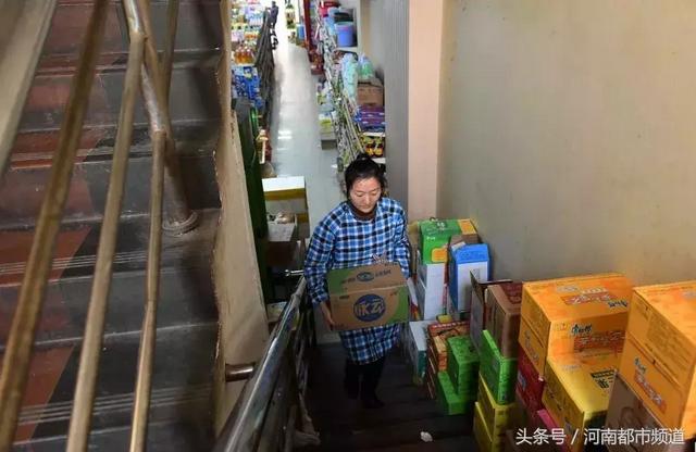 為救弟弟，河大美女放棄高薪，扛貨打雜，連男友都棄她而去……