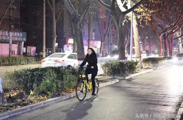 為救弟弟，河大美女放棄高薪，扛貨打雜，連男友都棄她而去……