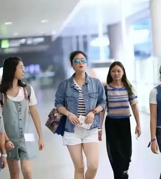 肉感女神蔣欣太豐滿了！大胸肥臀，勻稱、前凸后翹身材太迷人 -