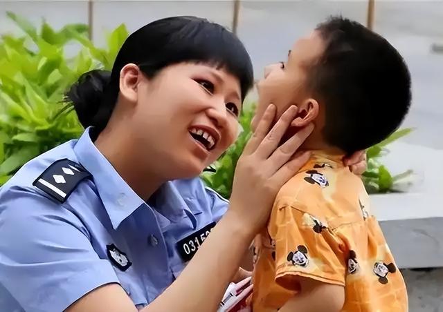 2008年汶川廢墟中，女警揭衣哺育9嬰，歸來連升四級(jí)，如今怎樣了