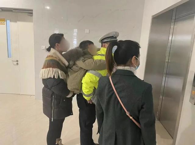 交警救助暖人心，溫情守護(hù)平安路！