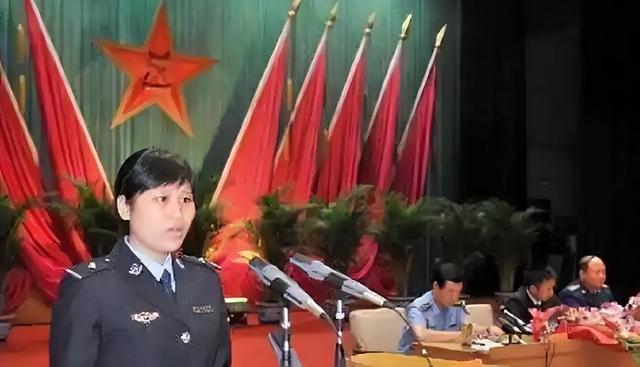 2008年汶川廢墟中，女警揭衣哺育9嬰，歸來連升四級(jí)，如今怎樣了