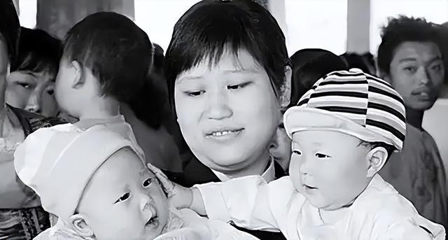 2008年汶川廢墟中，女警揭衣哺育9嬰，歸來連升四級(jí)，如今怎樣了