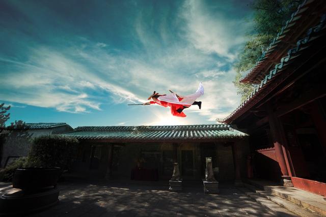 小說：戰(zhàn)鼓一響，千軍備戰(zhàn)。紈绔子大婚當(dāng)日敲響戰(zhàn)鼓，皇帝懵了