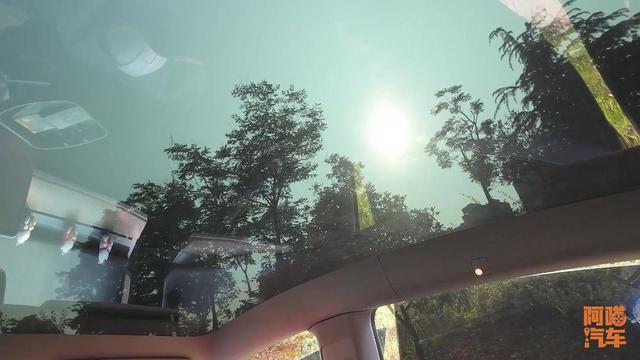 為何傳統(tǒng)車企還干不過新勢力，看看零跑C01的天窗，你就知道了