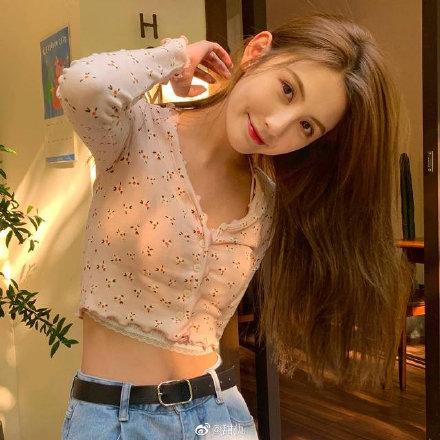 王思聰一晚換2個(gè)女友？帶多位美女深夜酒吧包場(chǎng)，當(dāng)眾索吻霸氣十足