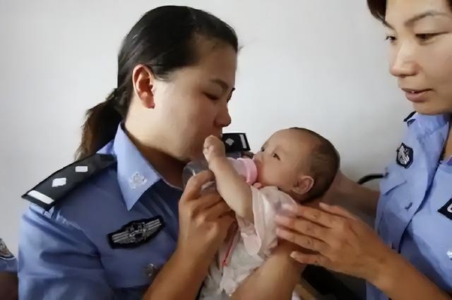 2008年汶川廢墟中，女警揭衣哺育9嬰，歸來連升四級(jí)，如今怎樣了