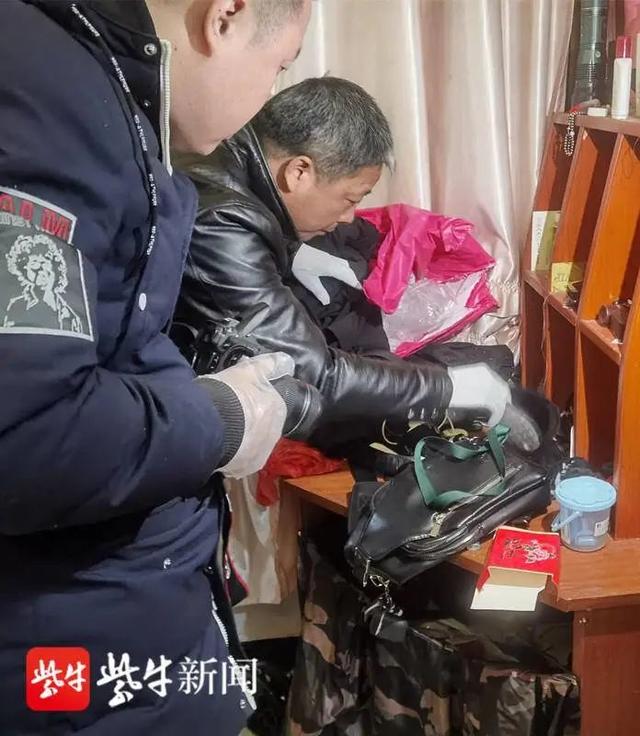 女子躺床上玩手機(jī)停不下來，小偷躲衣柜憋尿崩潰變劫匪…