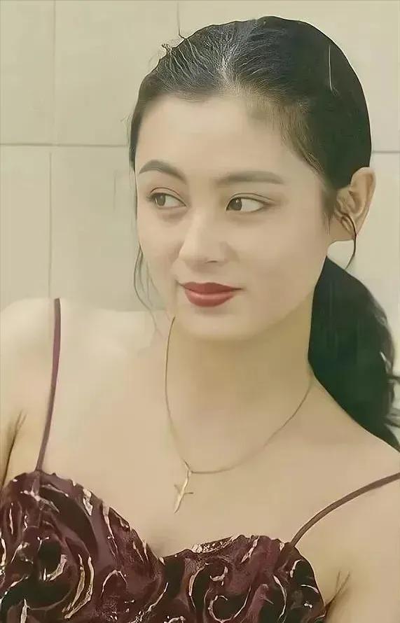 林青霞下巴美人溝，陳紅圓中帶方，都是頂級美女的標志
