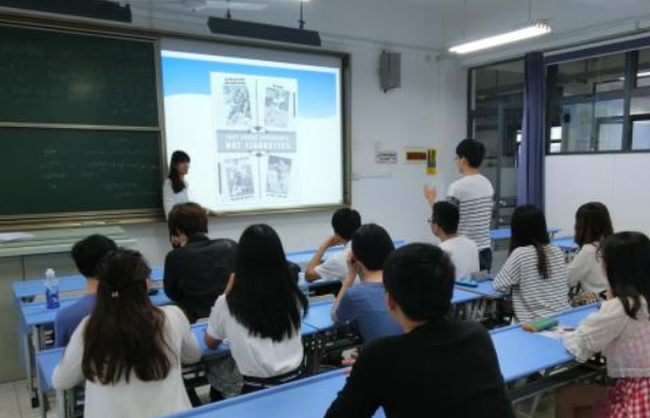 大學(xué)美女?dāng)?shù)學(xué)老師火了，寫(xiě)的板書(shū)比“印刷體”還好看，工整又規(guī)范