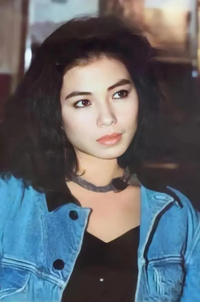 林青霞下巴美人溝，陳紅圓中帶方，都是頂級美女的標志