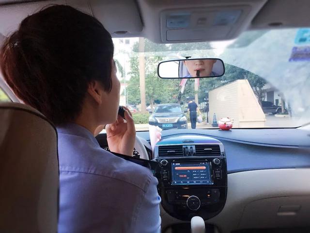 太接地氣！美女警花現(xiàn)身教你安全行車，女駕駛員速來圍觀……
