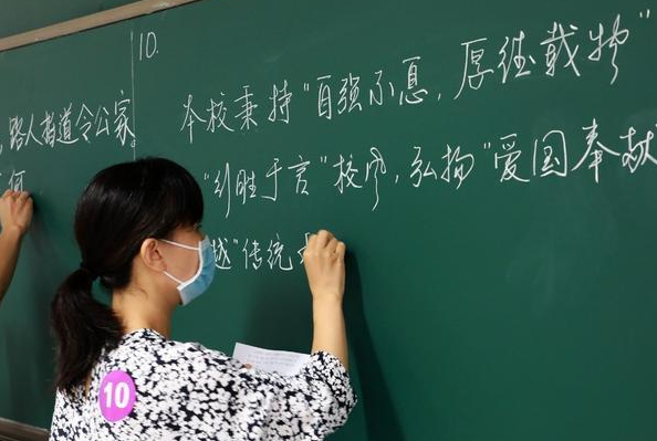 大學(xué)美女?dāng)?shù)學(xué)老師火了，寫(xiě)的板書(shū)比“印刷體”還好看，工整又規(guī)范