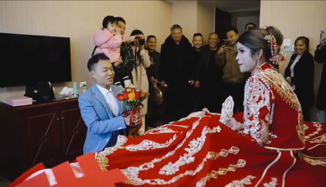 江西小伙愛上小8歲尼泊爾美女，花40萬購買黃金當(dāng)彩禮，太瘋狂了