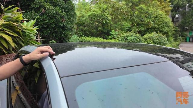 為何傳統(tǒng)車企還干不過新勢力，看看零跑C01的天窗，你就知道了