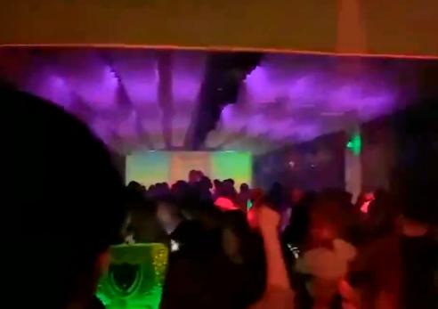 王思聰一晚換2個(gè)女友？帶多位美女深夜酒吧包場(chǎng)，當(dāng)眾索吻霸氣十足