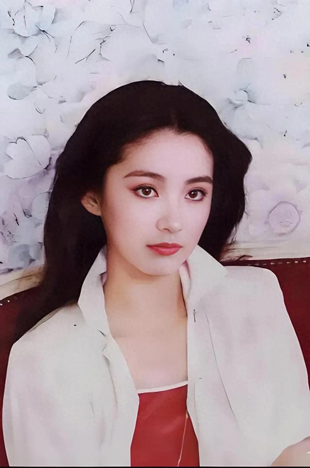 林青霞下巴美人溝，陳紅圓中帶方，都是頂級美女的標志