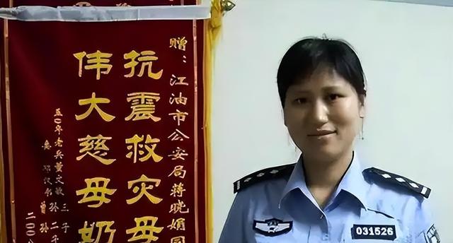 2008年汶川廢墟中，女警揭衣哺育9嬰，歸來連升四級(jí)，如今怎樣了