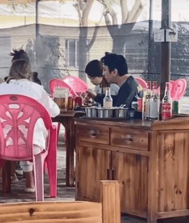 王思聰一晚換2個(gè)女友？帶多位美女深夜酒吧包場(chǎng)，當(dāng)眾索吻霸氣十足