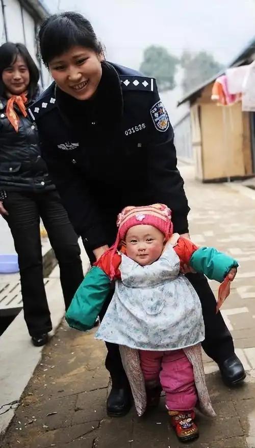 2008年汶川廢墟中，女警揭衣哺育9嬰，歸來連升四級(jí)，如今怎樣了