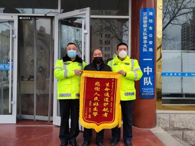 交警救助暖人心，溫情守護(hù)平安路！