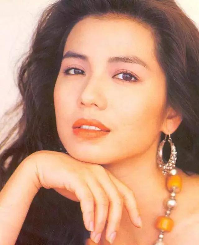 林青霞下巴美人溝，陳紅圓中帶方，都是頂級美女的標志