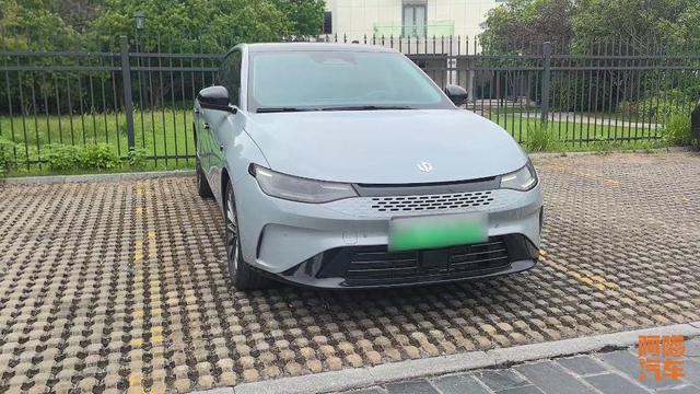 為何傳統(tǒng)車企還干不過新勢力，看看零跑C01的天窗，你就知道了