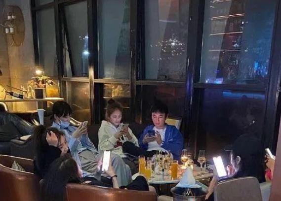 王思聰一晚換2個(gè)女友？帶多位美女深夜酒吧包場(chǎng)，當(dāng)眾索吻霸氣十足