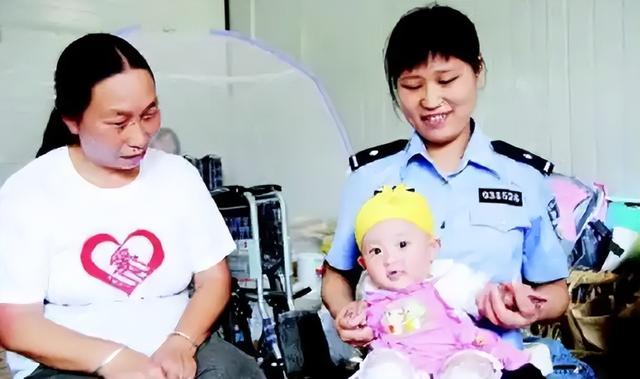 2008年汶川廢墟中，女警揭衣哺育9嬰，歸來連升四級(jí)，如今怎樣了