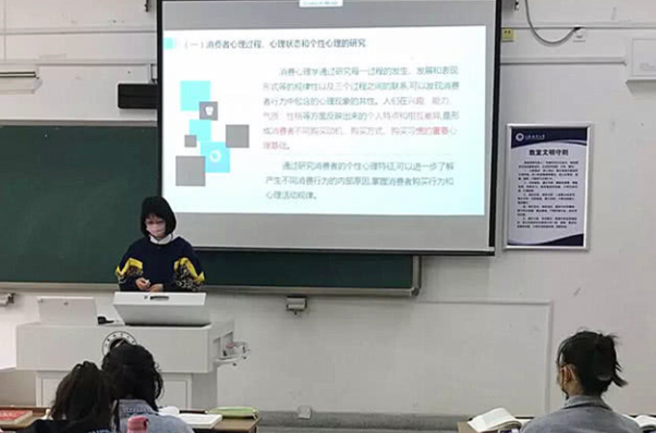 大學(xué)美女?dāng)?shù)學(xué)老師火了，寫(xiě)的板書(shū)比“印刷體”還好看，工整又規(guī)范
