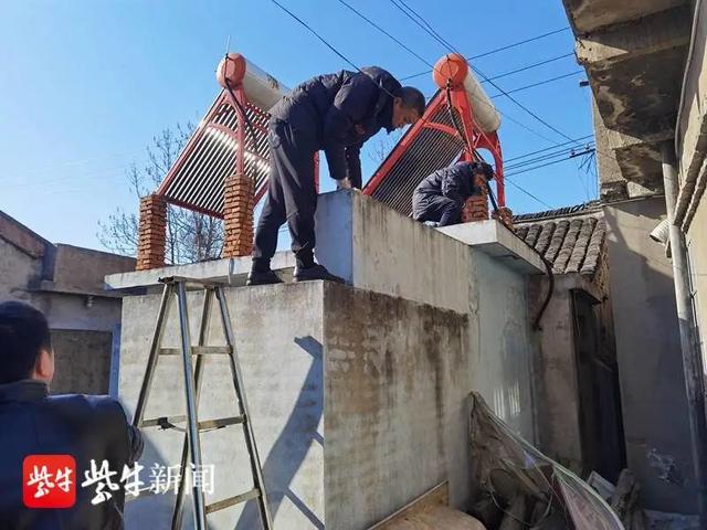 女子躺床上玩手機(jī)停不下來，小偷躲衣柜憋尿崩潰變劫匪…