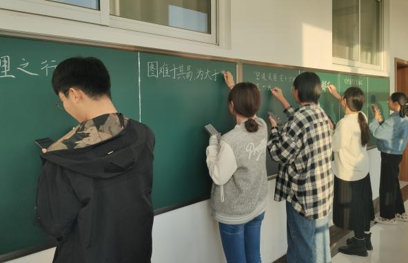 大學(xué)美女?dāng)?shù)學(xué)老師火了，寫(xiě)的板書(shū)比“印刷體”還好看，工整又規(guī)范