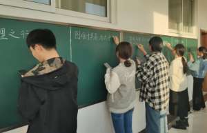 美女數(shù)學(大學美女數(shù)學老師火了，寫的板書比“印刷體”還好看，工整又規(guī)范)