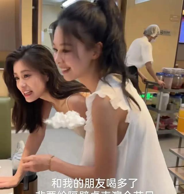 絕了！湖南兩位高顏值美女飯店喝多非要給鄰桌表演節(jié)目，網(wǎng)友想娶