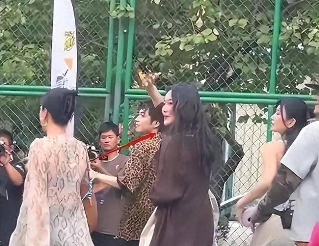 37歲張馨予現(xiàn)身膀大腰圓至少胖50斤，臉已經(jīng)認(rèn)不出，時(shí)光如梭啊