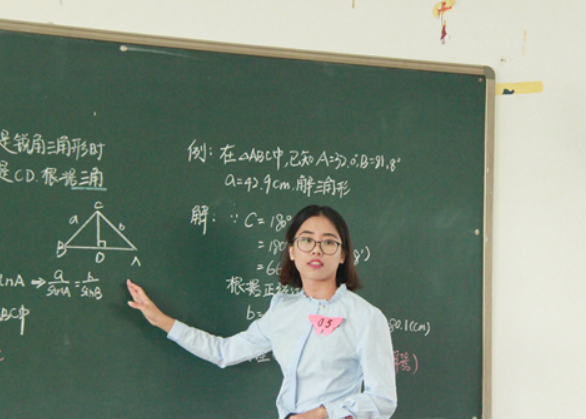 大學(xué)美女?dāng)?shù)學(xué)老師火了，寫(xiě)的板書(shū)比“印刷體”還好看，工整又規(guī)范