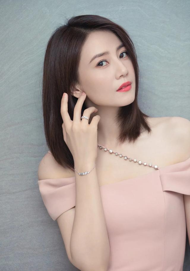 林青霞下巴美人溝，陳紅圓中帶方，都是頂級美女的標志