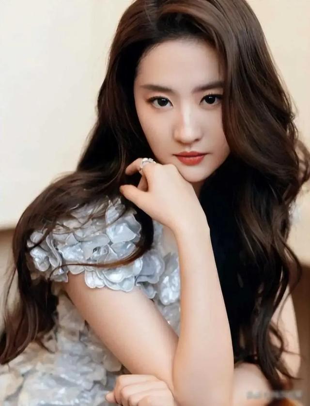 林青霞下巴美人溝，陳紅圓中帶方，都是頂級美女的標志