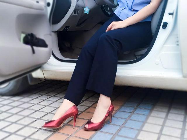太接地氣！美女警花現(xiàn)身教你安全行車，女駕駛員速來圍觀……