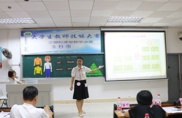 大學(xué)美女?dāng)?shù)學(xué)老師火了，寫(xiě)的板書(shū)比“印刷體”還好看，工整又規(guī)范