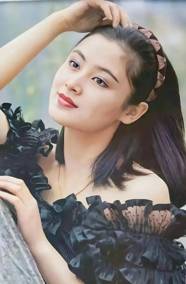 林青霞下巴美人溝，陳紅圓中帶方，都是頂級美女的標志