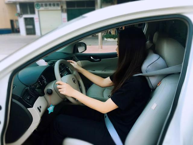 太接地氣！美女警花現(xiàn)身教你安全行車，女駕駛員速來圍觀……