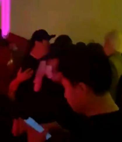 王思聰一晚換2個(gè)女友？帶多位美女深夜酒吧包場(chǎng)，當(dāng)眾索吻霸氣十足