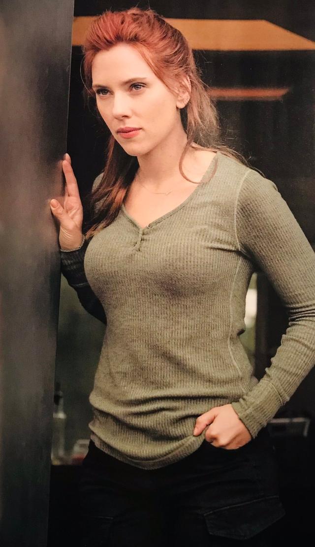 漫威黑寡婦再曝幕后照，寡姐穿白色緊身衣好美，網(wǎng)友：內(nèi)地快定檔