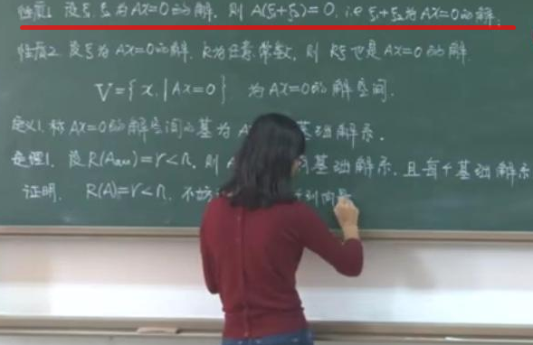 大學(xué)美女?dāng)?shù)學(xué)老師火了，寫(xiě)的板書(shū)比“印刷體”還好看，工整又規(guī)范