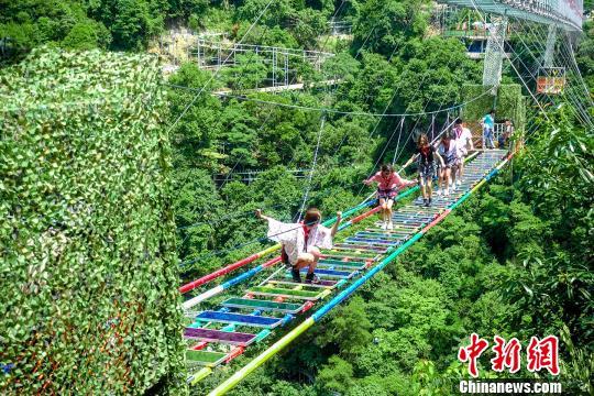 福建玻璃懸橋上演“高空走秀”